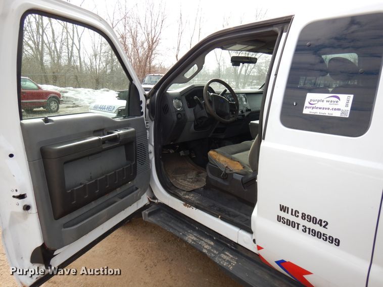 image for item DF6473 2011 Ford F350 Super Duty  SuperCab tow truck