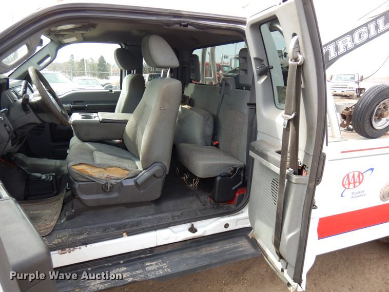 image for item DF6473 2011 Ford F350 Super Duty  SuperCab tow truck