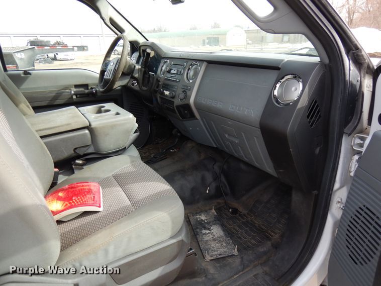 image for item DF6473 2011 Ford F350 Super Duty  SuperCab tow truck