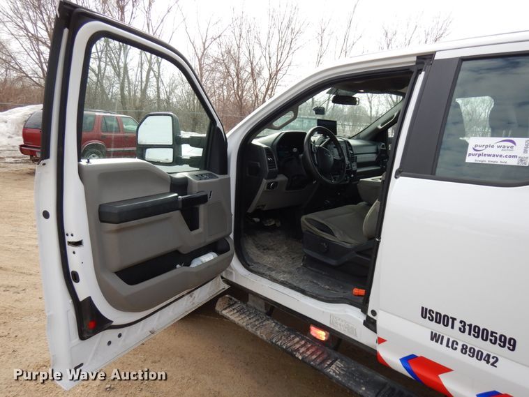 image for item DF6475 2018 Ford F350 Super Duty  SuperCab tow truck