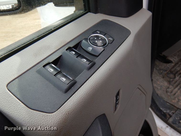 image for item DF6475 2018 Ford F350 Super Duty  SuperCab tow truck