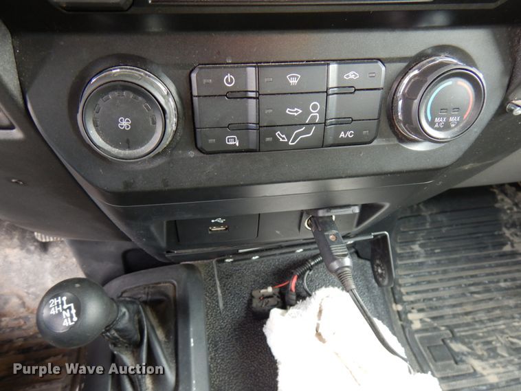 image for item DF6475 2018 Ford F350 Super Duty  SuperCab tow truck