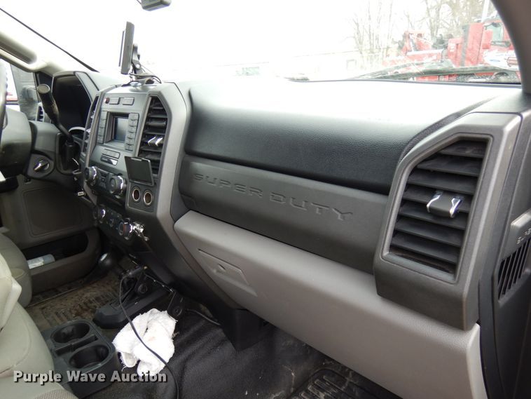 image for item DF6475 2018 Ford F350 Super Duty  SuperCab tow truck