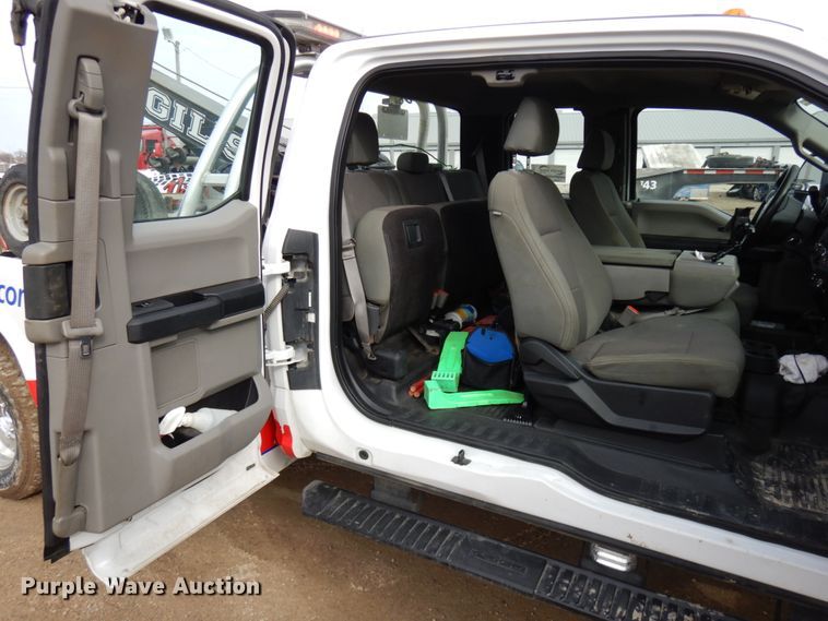 image for item DF6475 2018 Ford F350 Super Duty  SuperCab tow truck