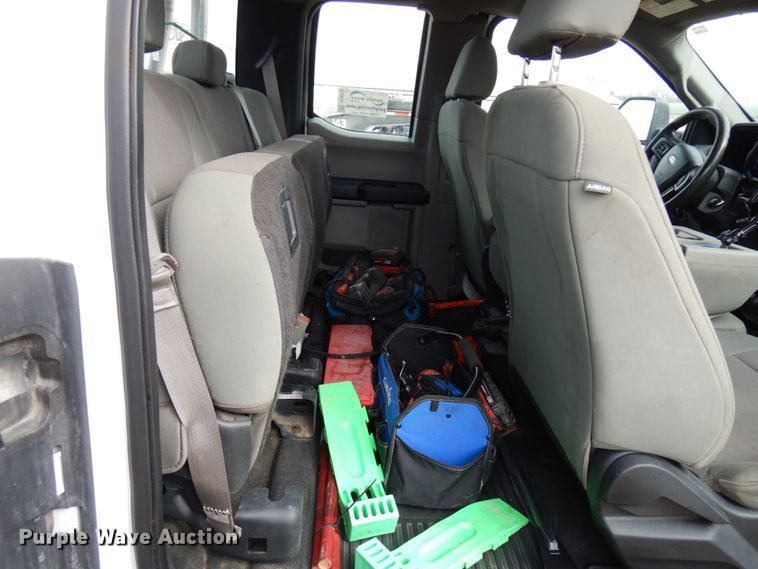 image for item DF6475 2018 Ford F350 Super Duty  SuperCab tow truck