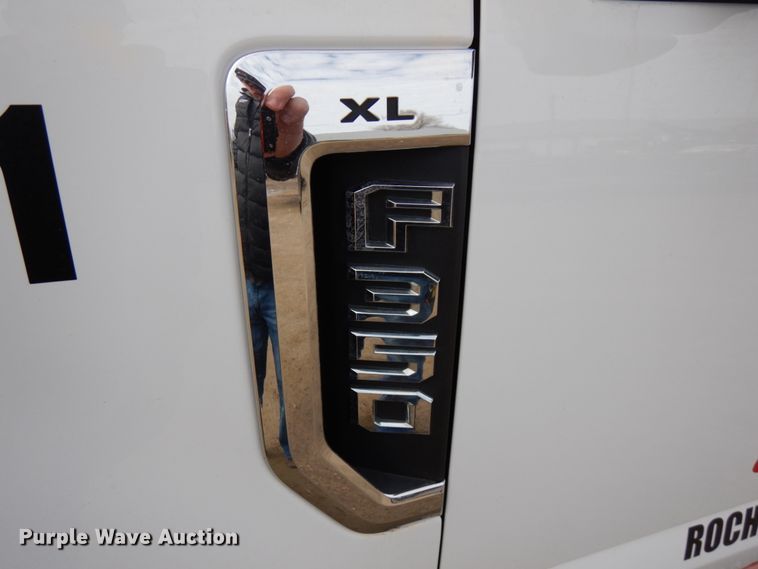 image for item DF6475 2018 Ford F350 Super Duty  SuperCab tow truck