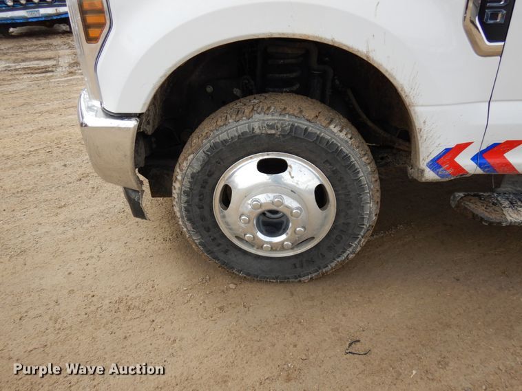 image for item DF6475 2018 Ford F350 Super Duty  SuperCab tow truck