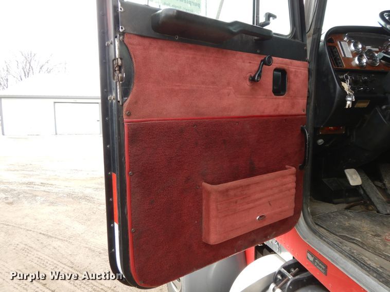 image for item DF6482 2001 Peterbilt 379  tow truck