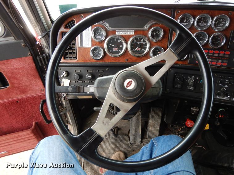 image for item DF6482 2001 Peterbilt 379  tow truck