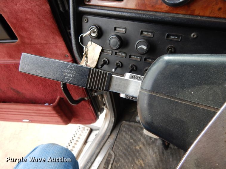 image for item DF6482 2001 Peterbilt 379  tow truck