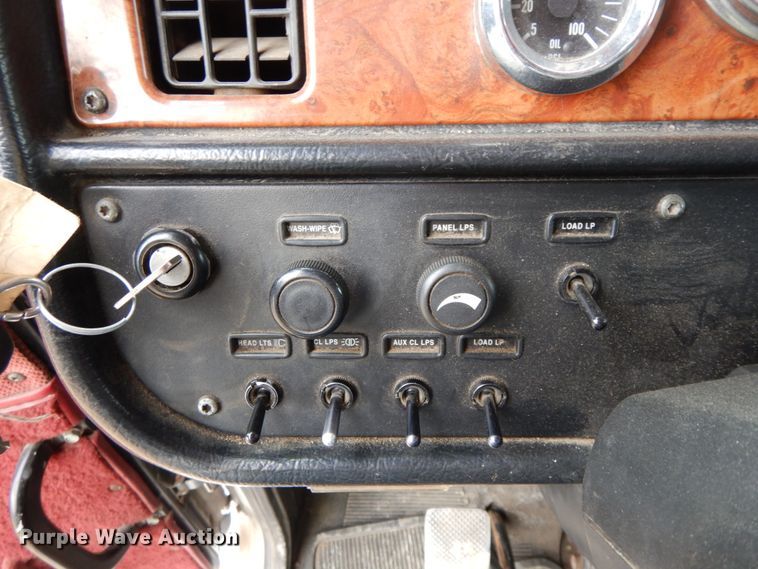 image for item DF6482 2001 Peterbilt 379  tow truck