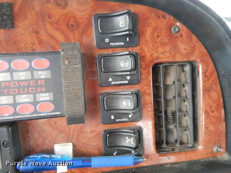 image for item DF6482 2001 Peterbilt 379  tow truck