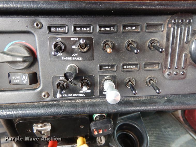 image for item DF6482 2001 Peterbilt 379  tow truck