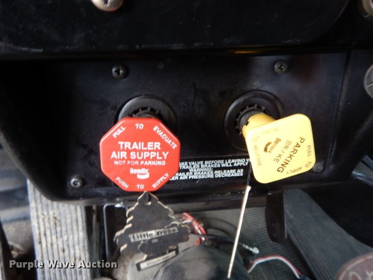 image for item DF6482 2001 Peterbilt 379  tow truck