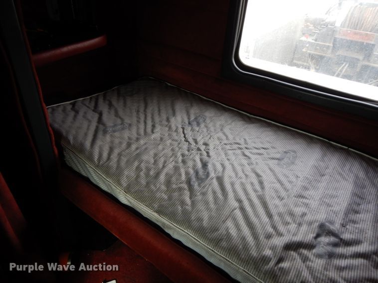 image for item DF6482 2001 Peterbilt 379  tow truck