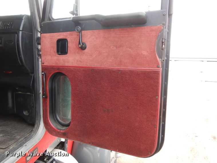 image for item DF6482 2001 Peterbilt 379  tow truck