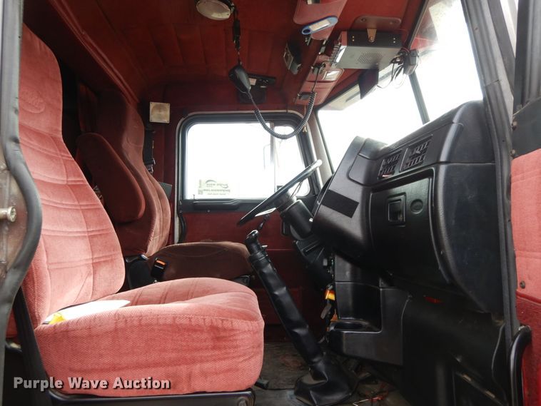 image for item DF6482 2001 Peterbilt 379  tow truck