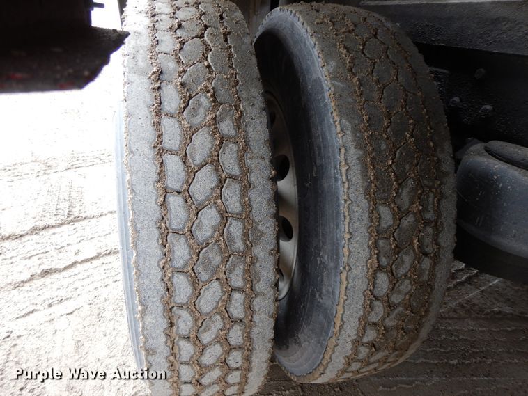 image for item DF6482 2001 Peterbilt 379  tow truck