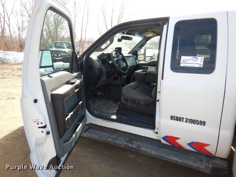 image for item DF6483 2011 Ford F350 Super Duty  SuperCab tow truck