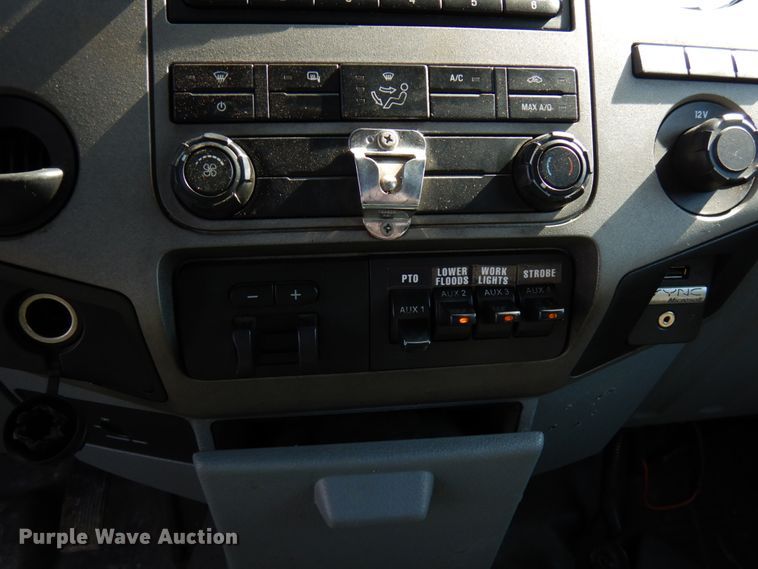 image for item DF6483 2011 Ford F350 Super Duty  SuperCab tow truck