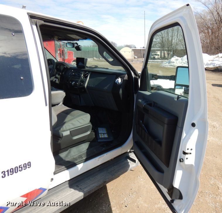 image for item DF6483 2011 Ford F350 Super Duty  SuperCab tow truck