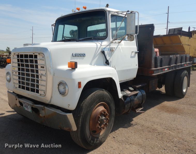 image for item DH5597 1987 Ford L9000  flatbed truck