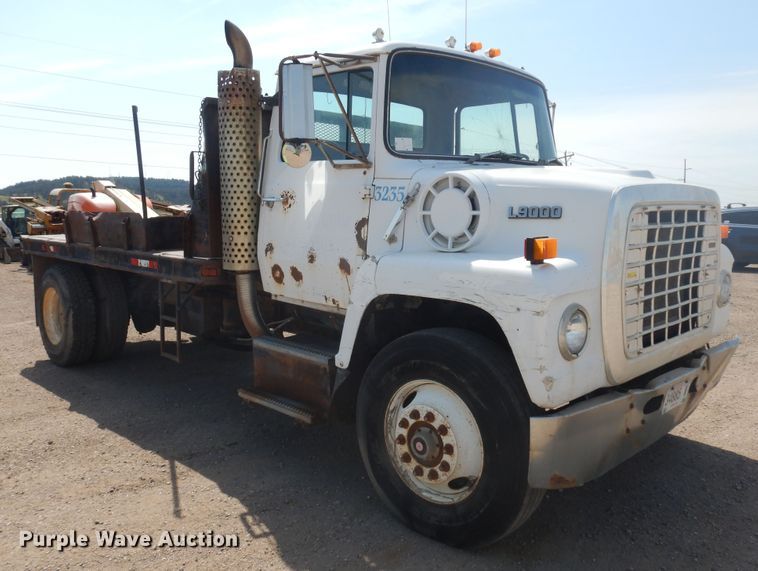 image for item DH5597 1987 Ford L9000  flatbed truck