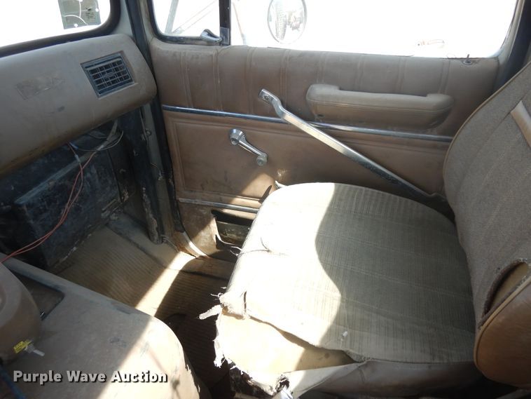 image for item DH5597 1987 Ford L9000  flatbed truck