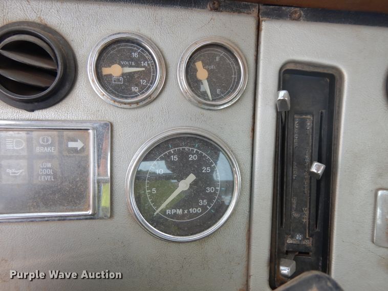 image for item DH5597 1987 Ford L9000  flatbed truck