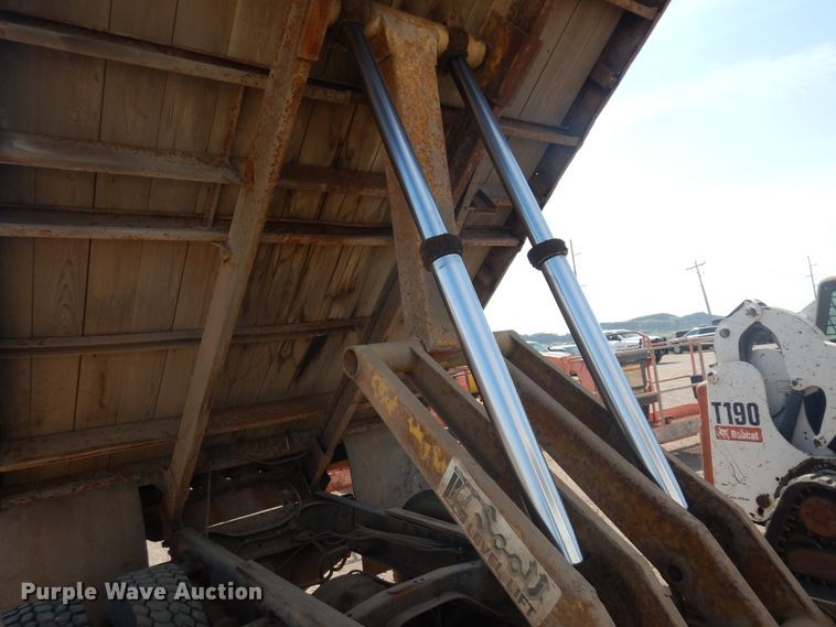 image for item DH5597 1987 Ford L9000  flatbed truck