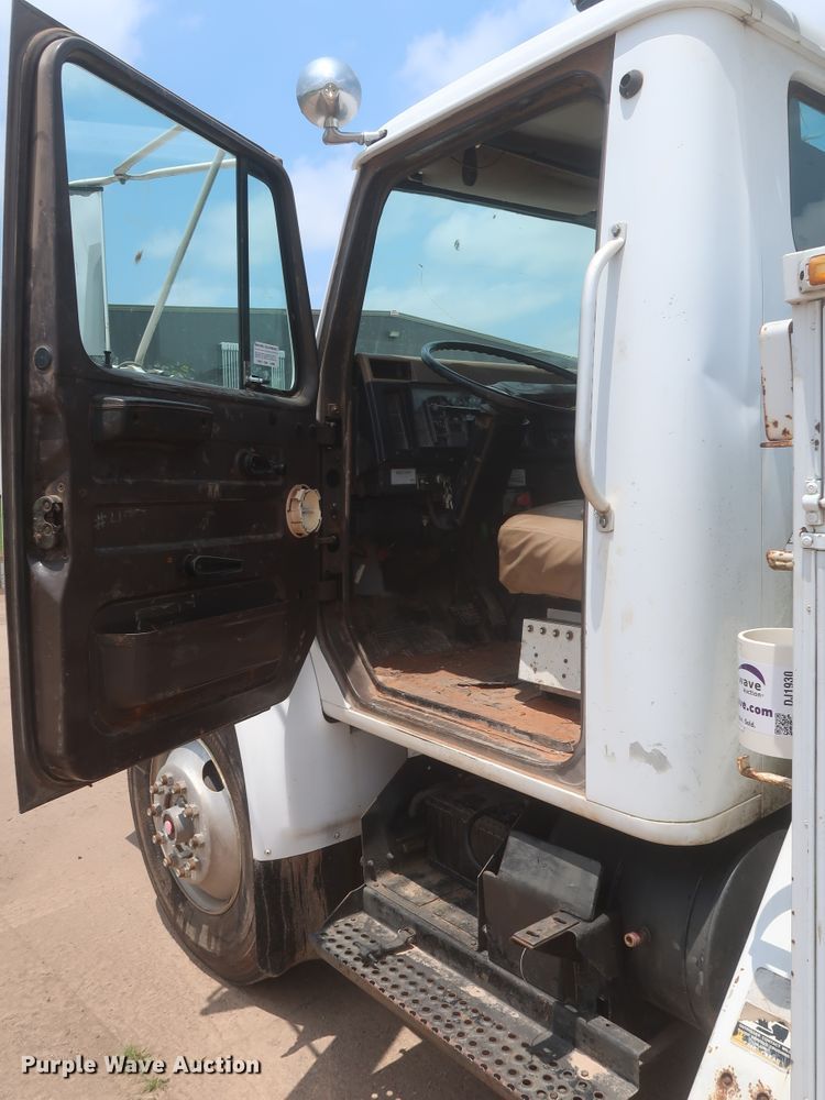 image for item DJ1930 1992 International 4900  service truck