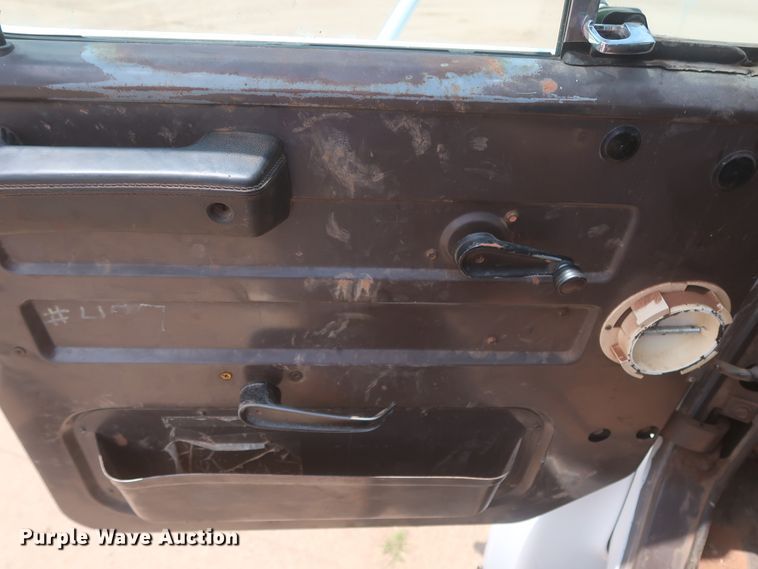 image for item DJ1930 1992 International 4900  service truck