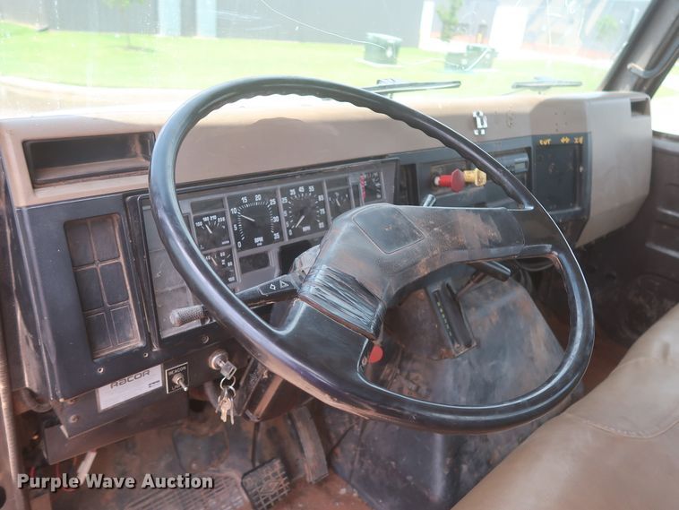 image for item DJ1930 1992 International 4900  service truck