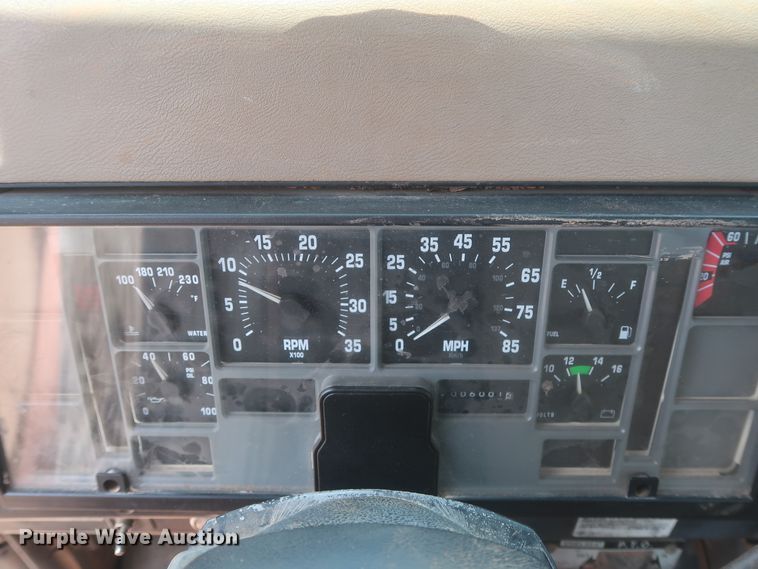 image for item DJ1930 1992 International 4900  service truck