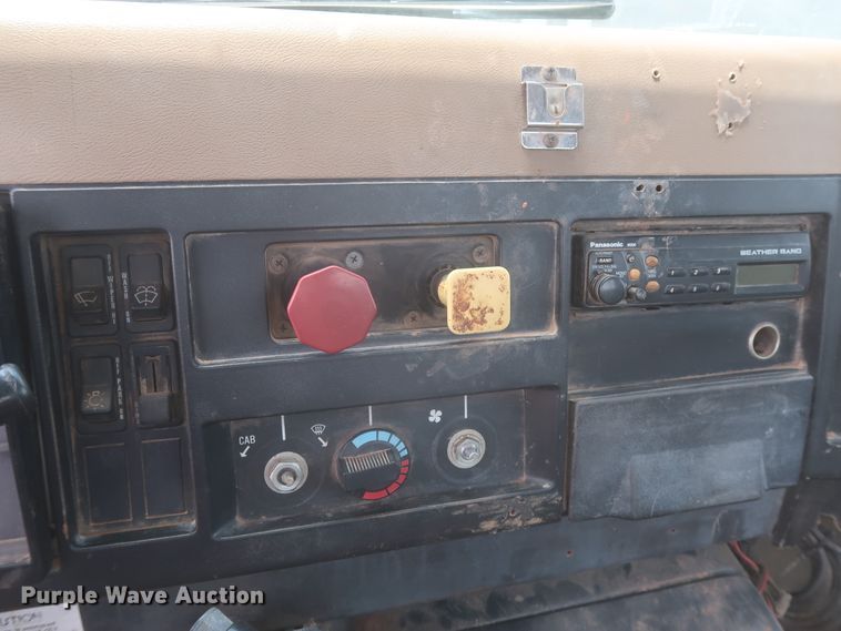 image for item DJ1930 1992 International 4900  service truck