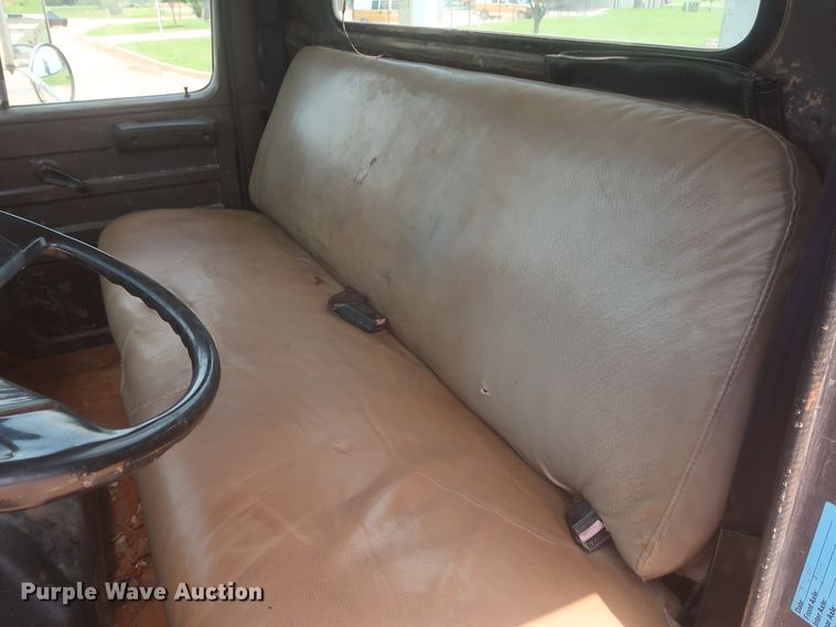 image for item DJ1930 1992 International 4900  service truck