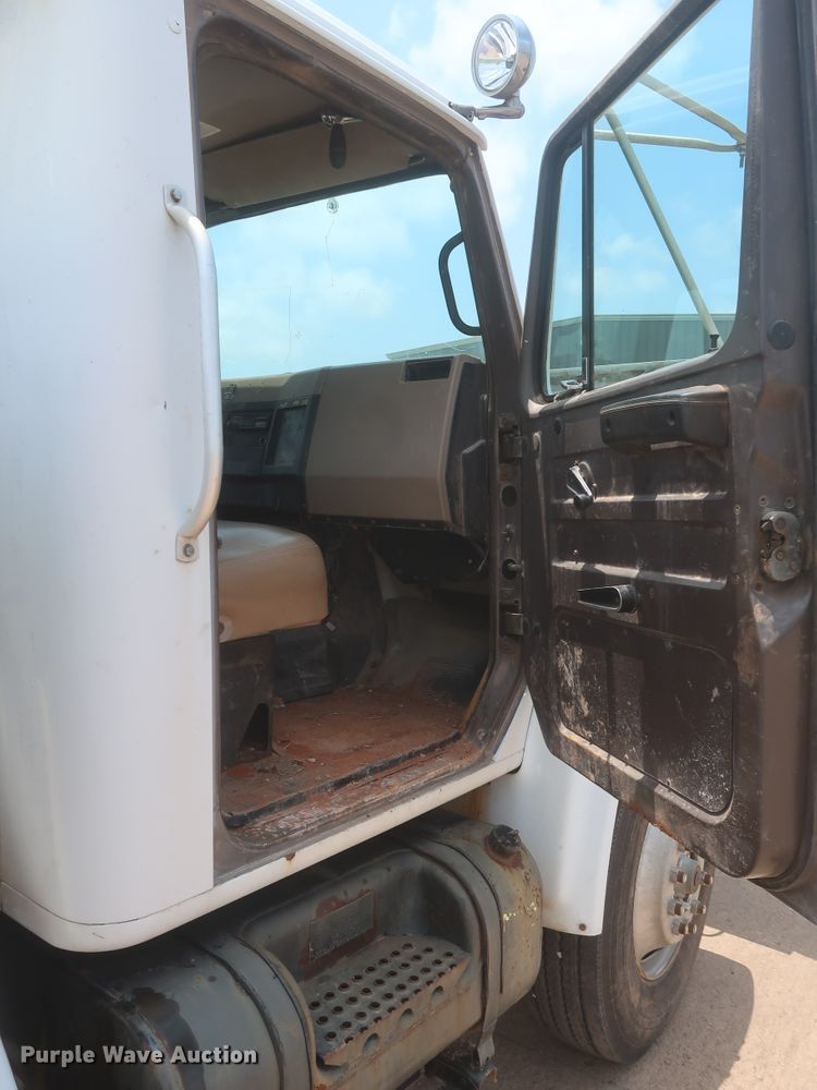 image for item DJ1930 1992 International 4900  service truck