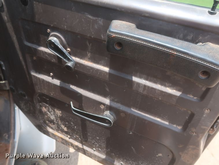 image for item DJ1930 1992 International 4900  service truck