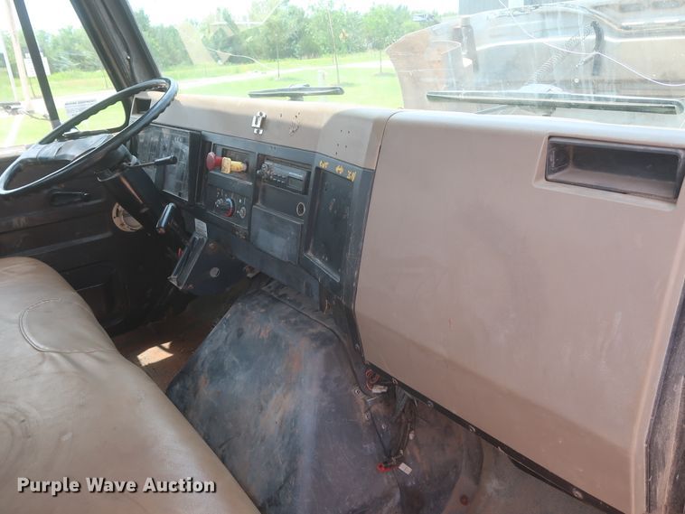 image for item DJ1930 1992 International 4900  service truck