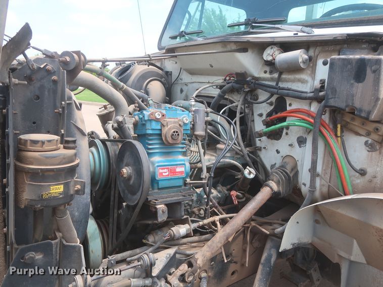 image for item DJ1930 1992 International 4900  service truck