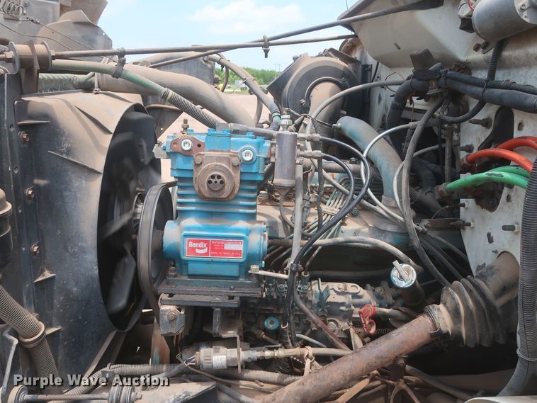 image for item DJ1930 1992 International 4900  service truck