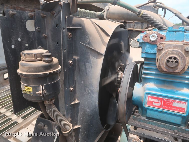 image for item DJ1930 1992 International 4900  service truck