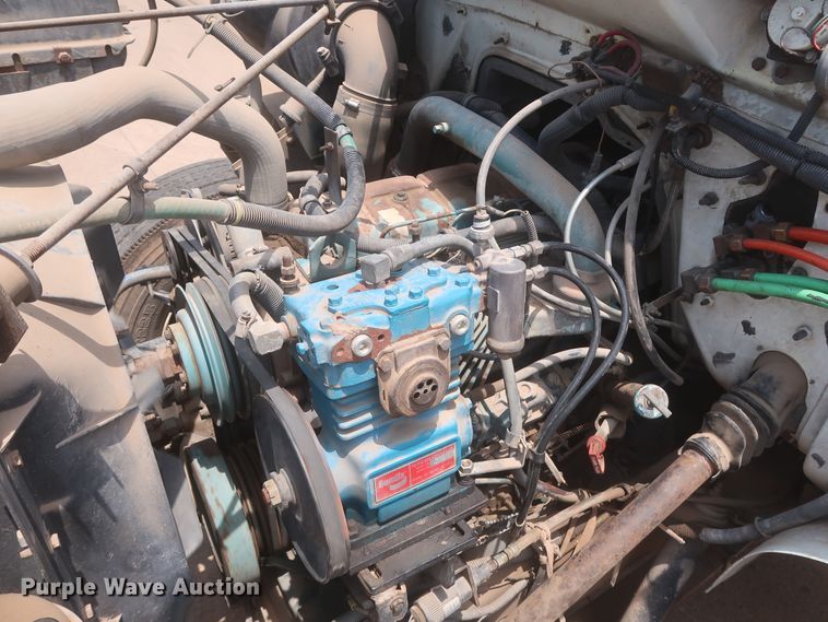 image for item DJ1930 1992 International 4900  service truck