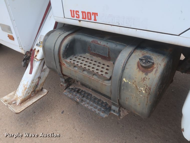 image for item DJ1930 1992 International 4900  service truck