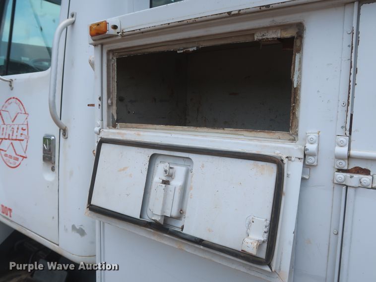 image for item DJ1930 1992 International 4900  service truck