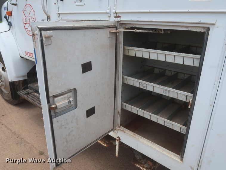 image for item DJ1930 1992 International 4900  service truck