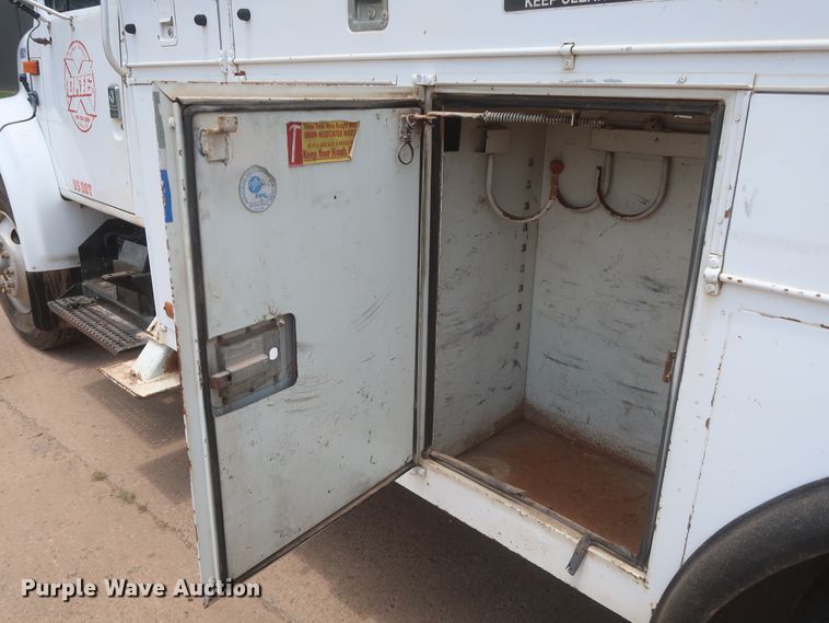 image for item DJ1930 1992 International 4900  service truck