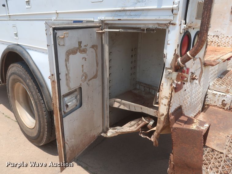 image for item DJ1930 1992 International 4900  service truck