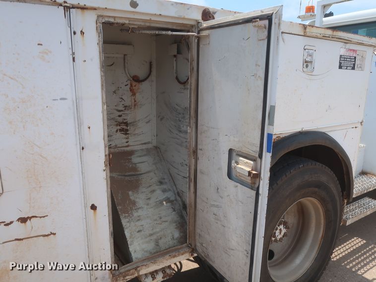 image for item DJ1930 1992 International 4900  service truck