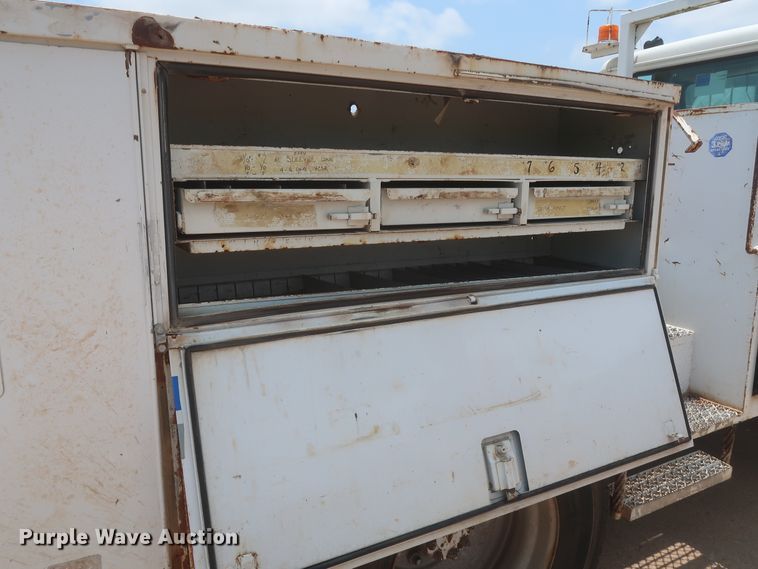 image for item DJ1930 1992 International 4900  service truck